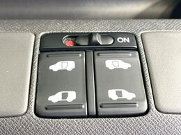 【両側パワースライドドア】スマートキーや運転席のスイッチで後席両側スライドドアの開閉が可能♪電動だから力を入れてドアを開ける必要が無く、小さなお子様でも簡単に開け閉めでき快適です♪