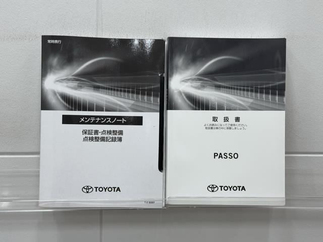 メンテナンスノート、取扱説明書です。　その車の整備記録が事細やかに記録されています。　車が生まれてから今までどのような道を歩んできたのか判るとても重要な物ですよ。