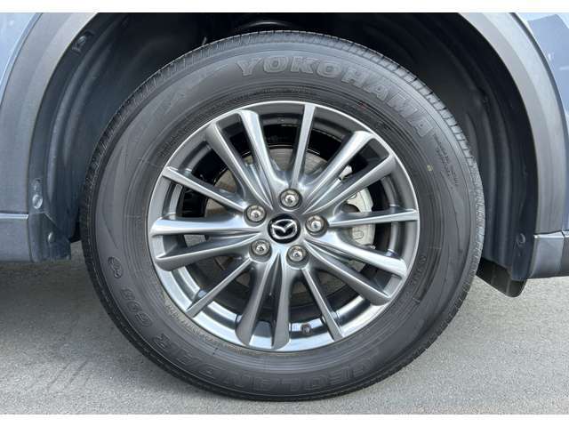 車のデザインにマッチした、純正17インチアルミホイール☆