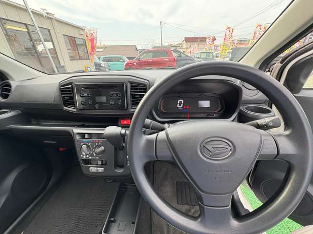 当社の自動車販売サービスは、全車種・全メーカー対応していますので、車屋さんを何件もまわるお手間をかけさせません。たくさんの選択肢の中で比較しながら、お客様のご要望、条件にあう一台を一緒に探します。