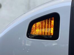 ●ブラインドアシストセンサー：視角からの車を感知し、ドライバーが車線変更を行う際に、警告音と共に注意を促してくれる安全支援機能です！