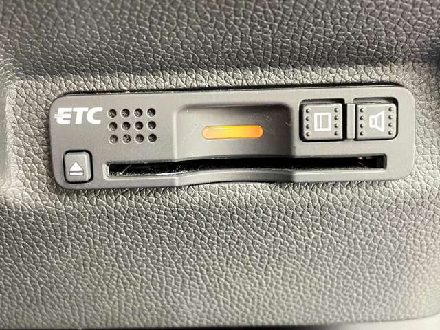 【ETC】有料道路を利用する際に料金所で停止することなく通過できる、ETC車載器（ノンストップ自動料金収受システム機器）が装備されています。セットアップを行うことで利用可能になります。