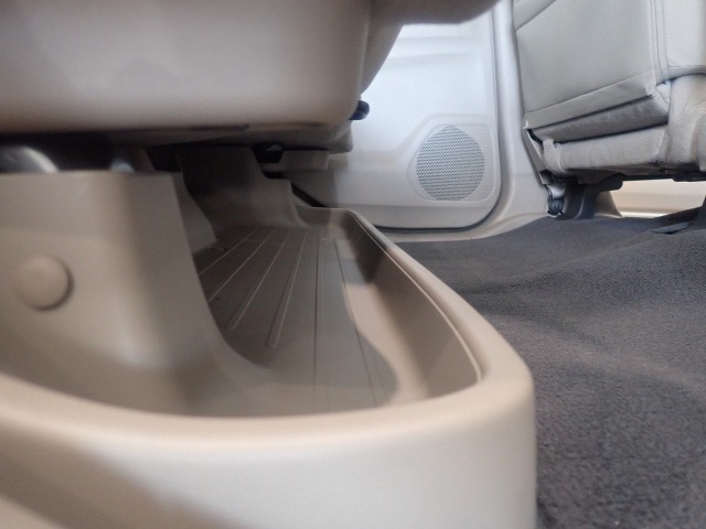 後席シートの足元に、濡れた傘など収納できるスペースがあります！