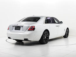 ご案内の車両は2022モデルのGhost Extendedです。Ghostはロールス・ロイスの中でも特にエレガントで洗練されたモデルで、伝統と現代技術の融合により運転体験を提供します。