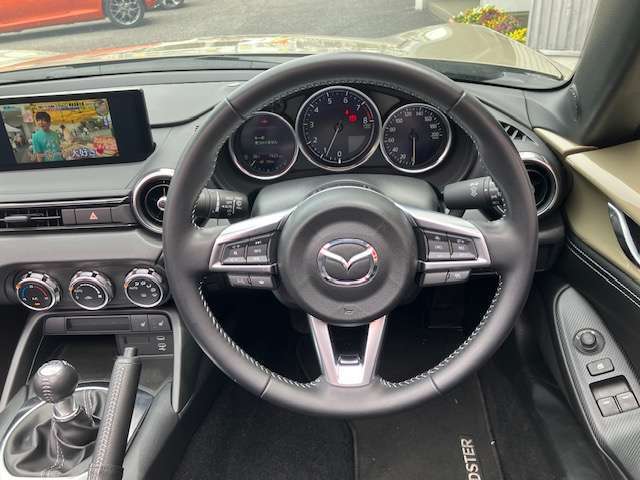 初心者の方でもシンプルで安心して使いこなせる運転席！運転中の視認性も良いですよ～～！