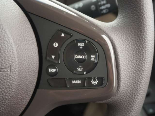【アダプティブクルーズコントロール】予め設定した車速内でクルマが自動的に加減速。前走車との適切な車間距離を維持しながら追従走行します。【LKAS】車線維持支援システムでステアリング操作を支援。