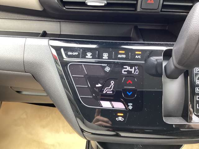 タブレット端末のようなタッチパネル式のオートエアコン採用。凹凸のない滑らかな表面で操作感を高めています。