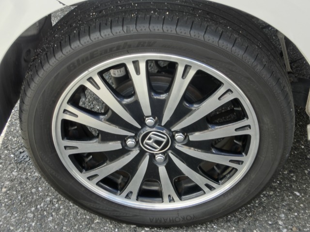 純正アルミホイール付きです。足回りをよりおしゃれに。