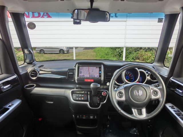 質感の高いインパネ周りと視界が良く運転し易いフロントビュー。