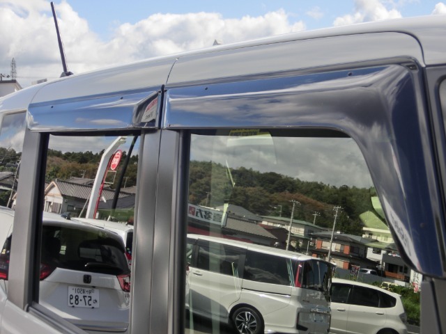 ドアバイザーも装着済みですので、雨の日も室内換気ができて快適です。