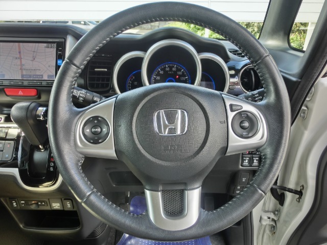 ステアリングにはオーディオ操作とホンダセンシングのボタンがついております。指先で操作できるので視線移動少なく安全に操作頂けます。