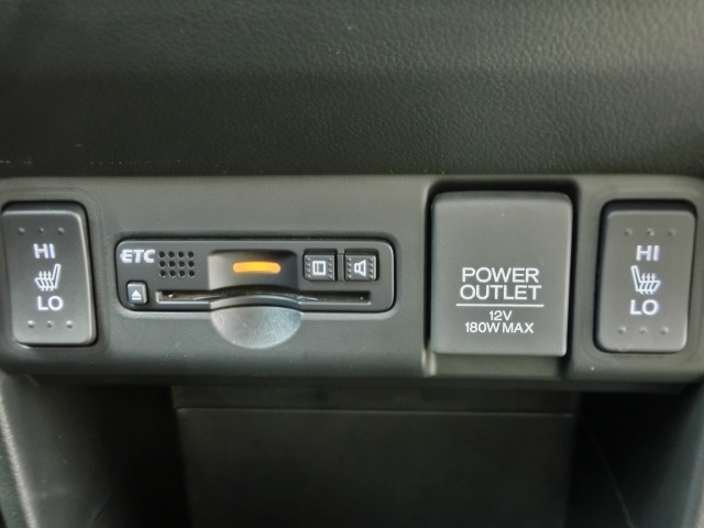 フロントシートにはシートヒーター搭載！寒い日でも快適にお乗り頂けます。