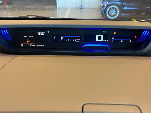 メーターは盛り上がっていなく、低くスタイリッシュなデザインです。運転席に座ってみると、視界の妨げにもならず広々としていて、とても視認性がよいです。