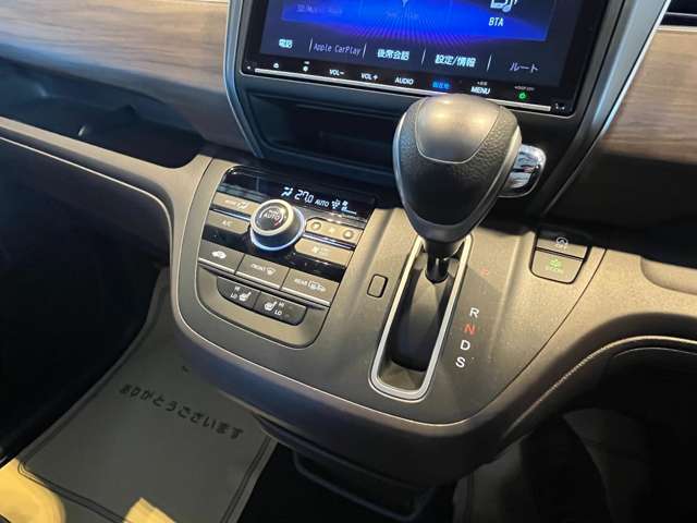 操作スイッチは一か所にまとまっていて、とても見やすく、操作しやすいです！！運転席・助手席シートヒーター付きですので、寒い冬でもご安心ください！！