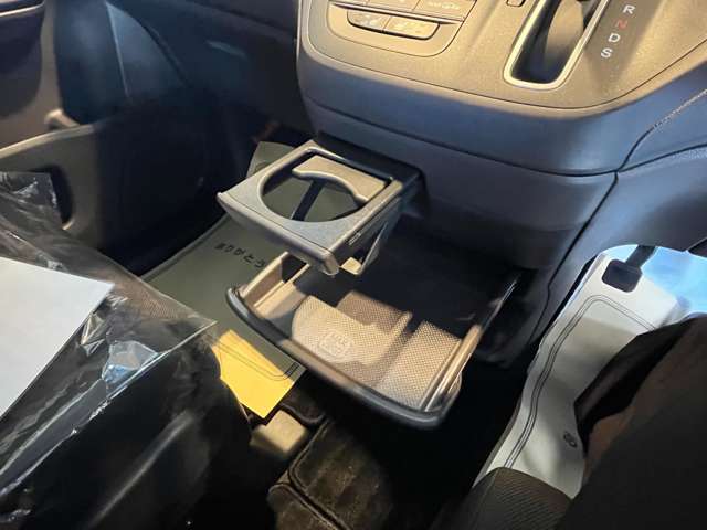 ドリンクホルダー付き！！運転中も快適です！！下には小物を置けるスペースもございます！！