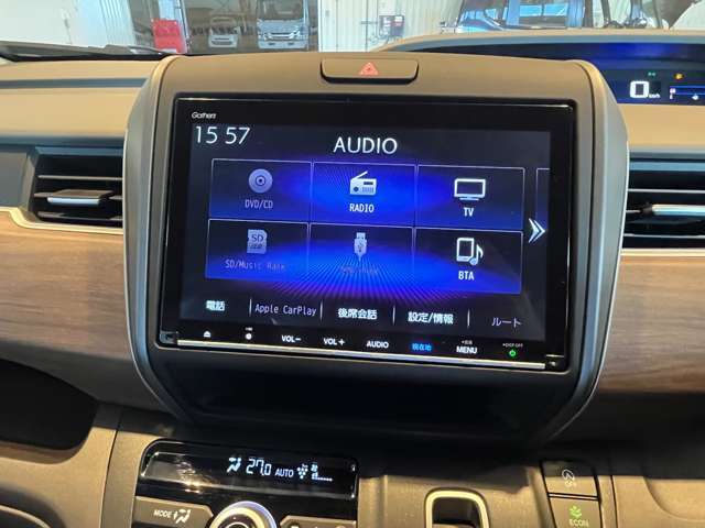 純正9インチプレミアムインターナビ！！テレビ・CD・DVD・Bluetoothなど全てが揃っています！！とても見やすく、ドライブにピッタリです！！