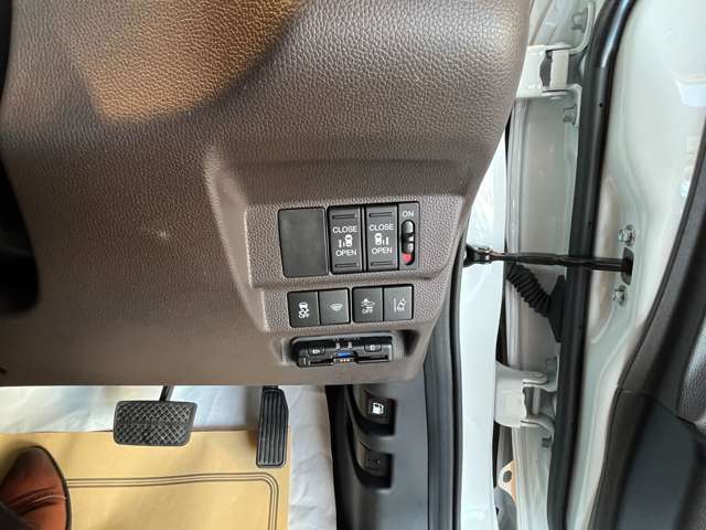 機能制御スイッチは1か所にまとまっておりわかりやすくなっております！運転支援システムスイッチやスライドドアのスイッチが取り付けられております！