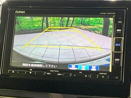 【バックカメラ】駐車時に後方がリアルタイム映像で確認できます。大型商業施設や立体駐車場での駐車時や、夜間のバック時に大活躍！運転スキルに関わらず、今や必須となった装備のひとつです！
