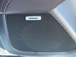 【BOSEサウンドシステム】メーカーオプションの高品位サウンドシステムを搭載。専用のチューニングが施された大小様々なスピーカーから良質なサウンドが奏でられ、臨場感あふれる音響空間を演出します。