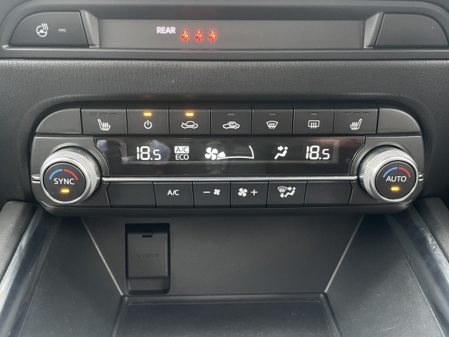 温度の設定のみで快適な風量やモードなどを自動調整してくれるフルオートエアコンを装備！