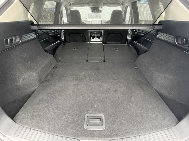 ラゲッジルームの広さはもちろん、4:2:4分割可倒式シートバックにより、様々なシチュエーションに応じた使い方ができます。