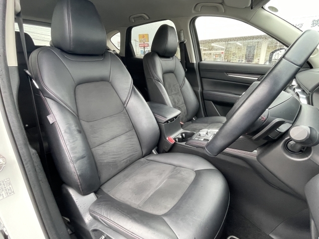 立体感があり、シート中央部とサイド部をくっきりと分断したサポート性の高い形状のシートが「人馬一体」感を強く演出しています。