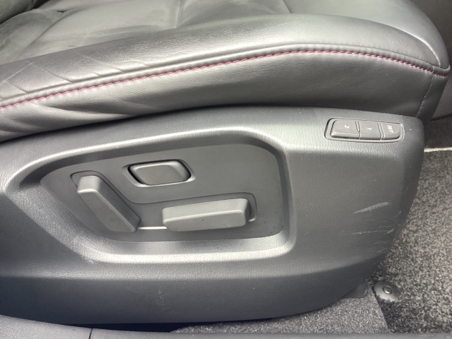 パワーシートを装備！体格や好みに応じたポジションをスムーズに調整できます。