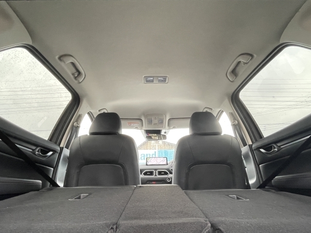 ラゲッジルームの広さはもちろん、4:2:4分割可倒式シートバックにより、様々なシチュエーションに応じた使い方ができます。