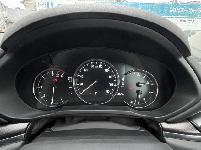 ”ドライバーを中心に一つ一つ丹念に磨き、力強さと上質さが融合した上質なデザインを採用しました！シンプルながらも落ち着いたメーターパネルは大人な雰囲気を演出します。”