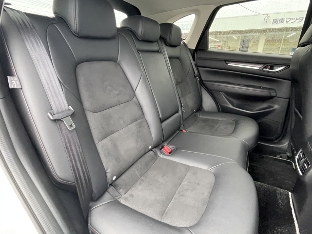 後席もゆったりとくつろげるスペースを確保し、万が一の前面衝突時には後席乗員の下半身がシートから滑り落ちることを抑制する構造になってます。