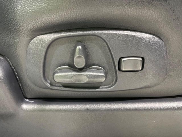 【パワーシート】スイッチ一つで簡単にシートの微調整が可能！電動だから力もいりません！快適なシートポジションにセットして、快適なドライブをお楽しみください。