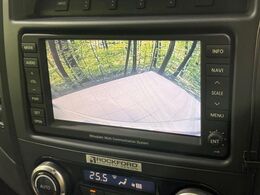 【バックカメラ】駐車時に後方がリアルタイム映像で確認できます。大型商業施設や立体駐車場での駐車時や、夜間のバック時に大活躍！運転スキルに関わらず、今や必須となった装備のひとつです！