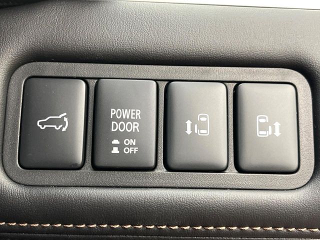 【パワーバックドア】スマートキーや運転席のボタンを押すだけでリアゲートが自動で開閉します！荷物を持っている時や、高い位置にあるバックドアを閉める際に便利な機能です♪