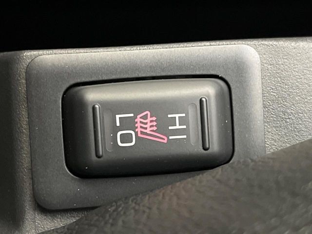 【前席シートヒーター】寒い日に重宝するシートヒーター！エアコンより早く温まってくれるので寒がりの人も安心ですね♪エアコンの温風は乾燥するから苦手、という方にもをおすすめです。