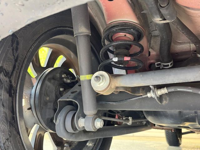 お車を安心してお乗りいただく為には、足回りの定期点検が欠かせません。サービスサポート（有償保証）では無料点検もご提供しており、安心のカーライフをお過ごしいただけるサポート体制が整っています。