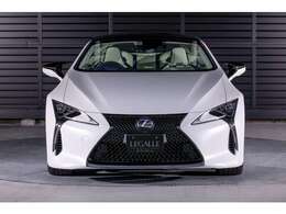 レクサスLC500コンバーチブル入庫！V8エンジンの力強い走りと美しいスタイル。マークレビンソンオーディオ搭載で上質な音響空間を実現。低走行・禁煙・状態良好の一台です。マッドフィルム付き。