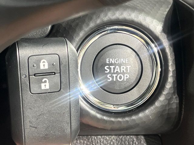 【キーレススタートシステム】カバンやポケットに入れたままでもドアの施錠・解錠が可能なスマートキーを装備。エンジンのオン・オフ時もカギを取り出す必要が無いからとっても便利です♪