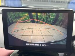 【バックカメラ】駐車時に後方がリアルタイム映像で確認できます。大型商業施設や立体駐車場での駐車時や、夜間のバック時に大活躍！運転スキルに関わらず、今や必須となった装備のひとつです！