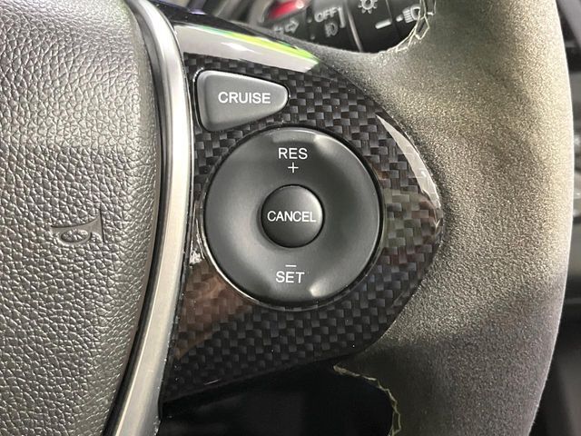 【クルーズコントロール】高速道路もラクラク走行。アクセルを離しても一定速度で走行ができ、長距離運転時の負担を軽減！加速・減速も簡単なスイッチ操作で調整できます。