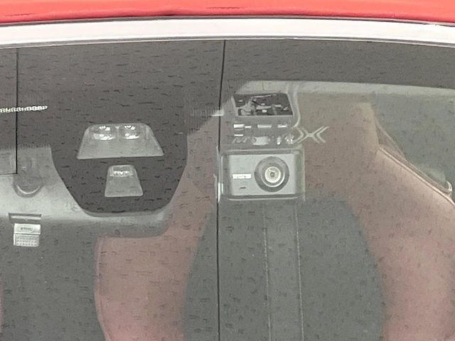 【シティブレーキアクティブシステム】低速走行中に前方の車両等を認識し、衝突しそうな時は警報とブレーキで衝突回避と被害軽減をアシスト。より安全にドライブをお楽しみいただけます。