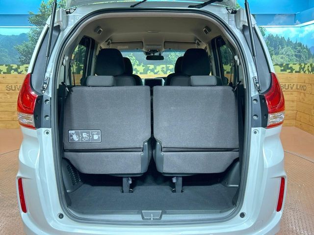 普段のお買い物や通勤、送迎等に十分な荷室スペースを確保しております。サードシートを跳ね上げると、大きな荷物の積載も可能です♪