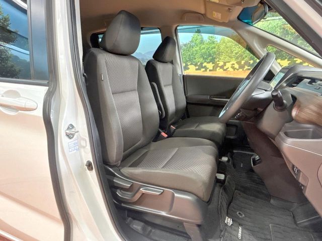 運転席シート廻りは使用感も少なく、良好な状態となっています。丁寧に使われていたことがよくわかりますね。