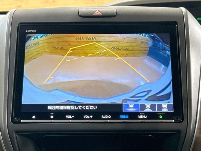 【バックカメラ】駐車時に後方がリアルタイム映像で確認できます。大型商業施設や立体駐車場での駐車時や、夜間のバック時に大活躍！運転スキルに関わらず、今や必須となった装備のひとつです！