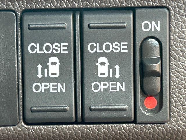 【両側パワースライドドア】スマートキーや運転席のスイッチで後席両側スライドドアの開閉が可能♪電動だから力を入れてドアを開ける必要が無く、小さなお子様でも簡単に開け閉めでき快適です♪