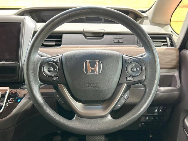 【ステアリングスイッチ】運転中、前方から目線をそらすことなく、オーディオ等の操作が可能な便利機能！安心＆快適なドライブを演出してくれます♪