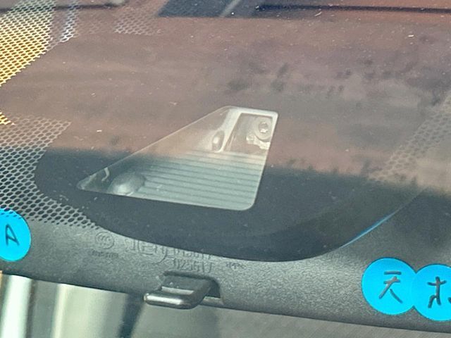 【ホンダセンシング】走行中に前方の車両等を認識し、衝突しそうな時は警報とブレーキで衝突回避と被害軽減をアシスト。より安全にドライブをお楽しみいただけます。