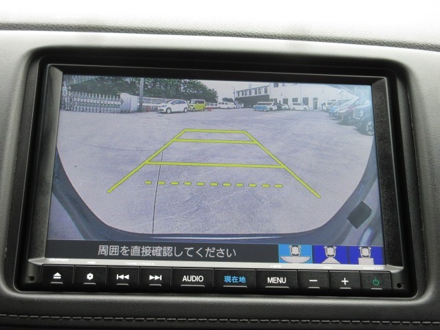 【バックカメラ】運転が苦手な方も車庫入れラクラクです！ギアをリバースに入れれば自動的にモニターが切り換わりますので、面倒な操作は不要です。狭い駐車場もお車を傷つけず安心です！