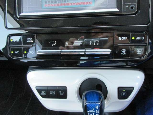 オートエアコン装備。温度設定だけで快適な車内に！