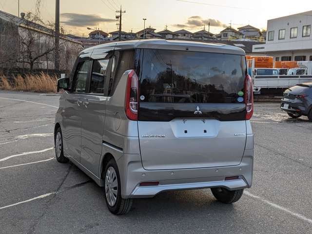 当社のアフターサービスですが、鈑金・塗装の自社工場をはじめ、自社の車検整備工場がございます。