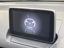 【マツダコネクトナビ】車内の雰囲気にマッチした一体型タイプのナビ。各種車輌設定やBluetooth再生等、様々な機能が楽しめます。直感的なダイヤル操作が可能で、使い勝手も良好です。